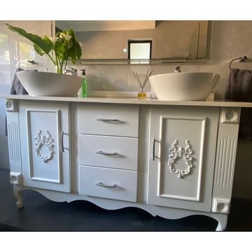 White Double Vanity with Quartz Top – Queen Anne Legs, Embellished Doors & 3 Drawers