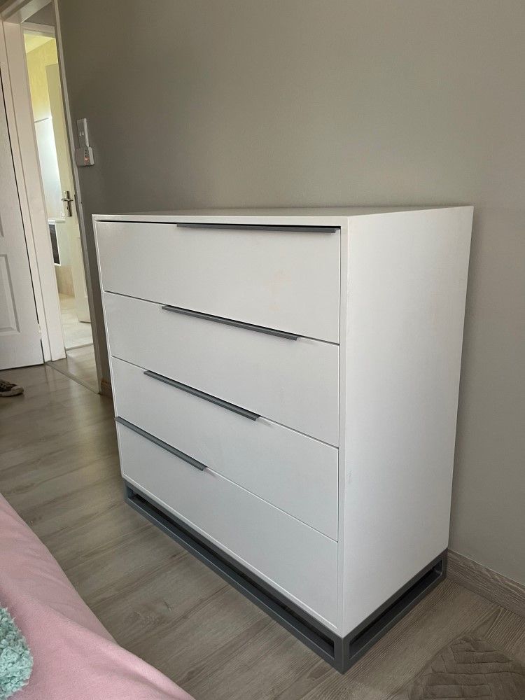 Nondue Chest of Drawer