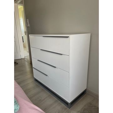 Nondue Chest of Drawer