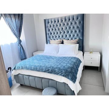 Gelanda Combo - Queen Headboard, Pedestals and Base