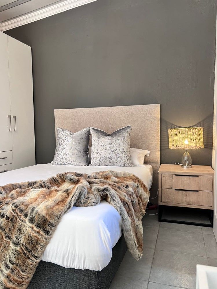 La~Cream Combo - Queen Headboard, Pedestals and Base