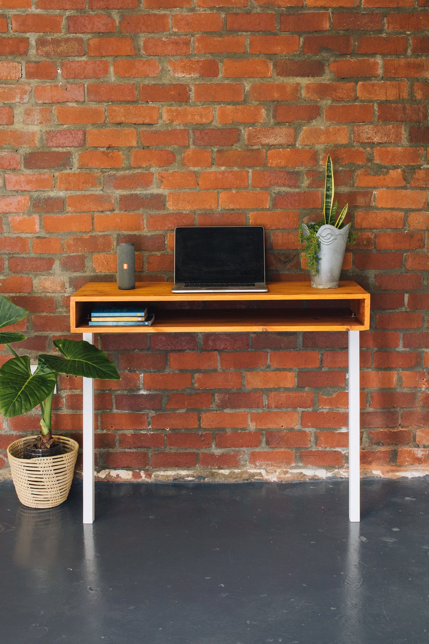 Desika Leaning Desk