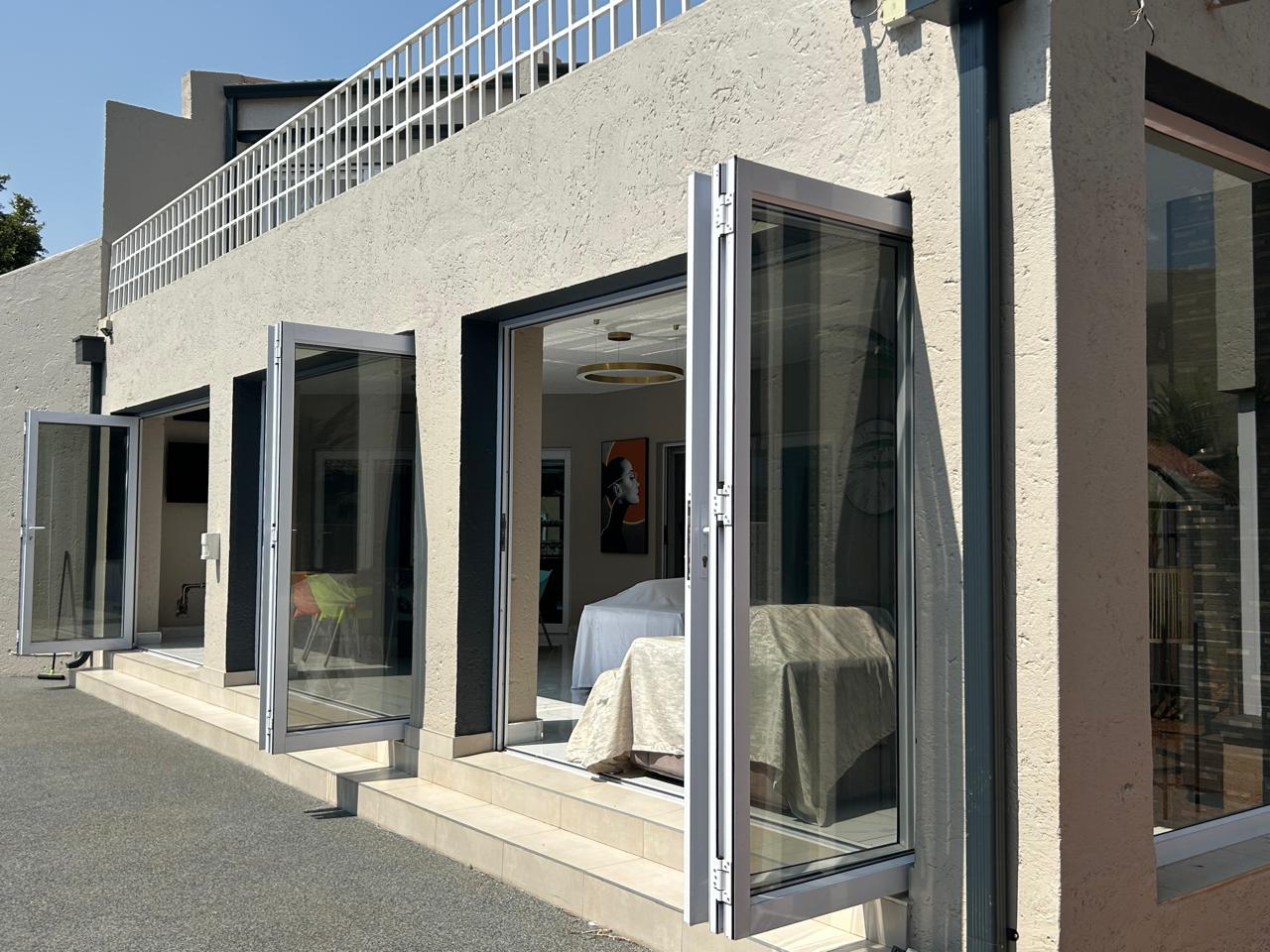 GreenLine interiors Aluminium folding door 5 panel Right Black hand opening W4000MM x H2100MM