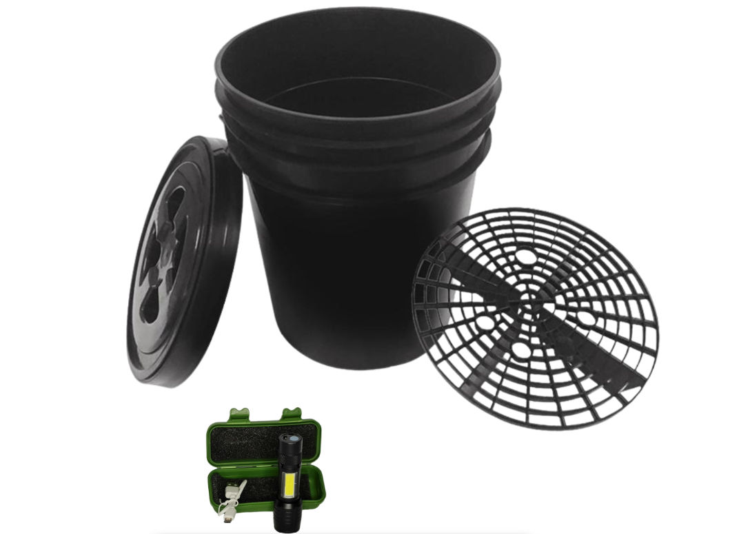 Autogear 20L Plastic Bucket with Grit Guard, Lid and Torch