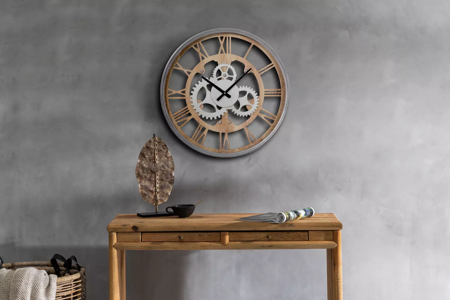 Gears in wall clock