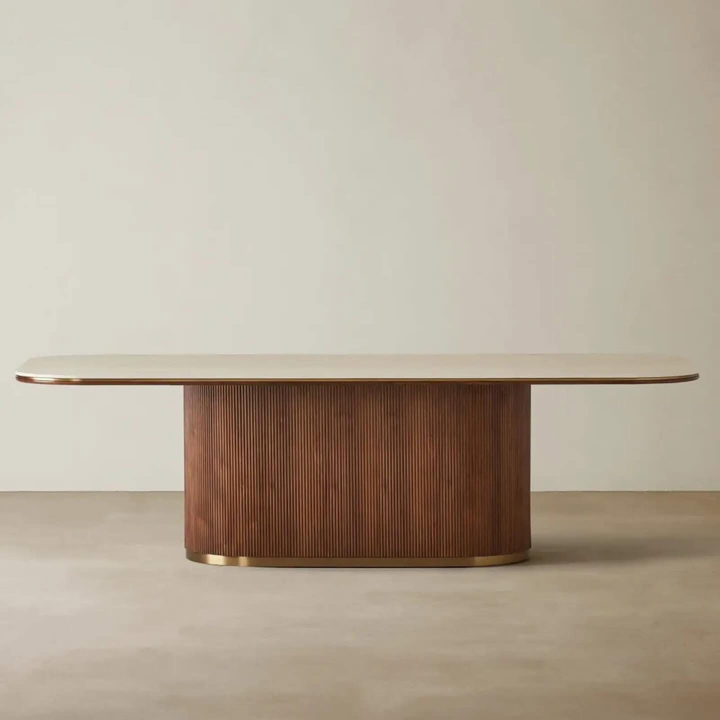 Zizi dining table